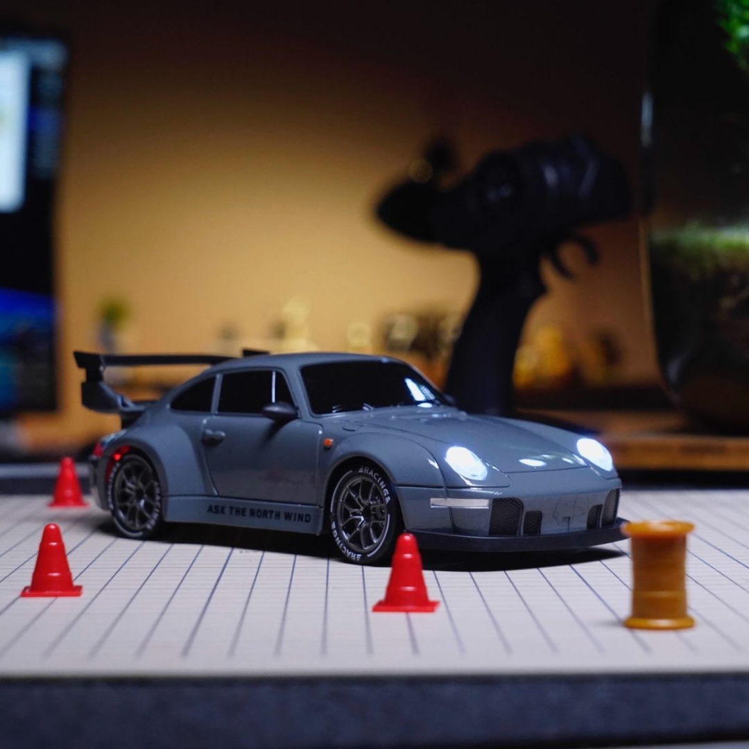 Livista Bestuurbare Auto - Snelle RC Drift Auto 1:24 – Drift Raceauto met 4WD – Afstandsbestuurbare Auto – 20 km/h – LED Verlichting – 3 Oplaadbare Accu’s – Driftbanden – Grijsblauw
